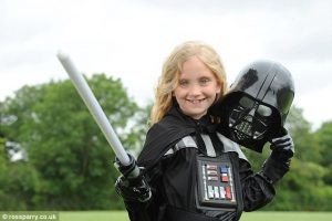 "Star Wars no es juego para niñas": Así estereotipa el retail y la publicidad los roles de género en los juguetes