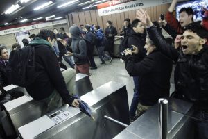 VIDEO| "Que los directores de Metro bajen su sueldo": la manifestación contra el alza de pasajes