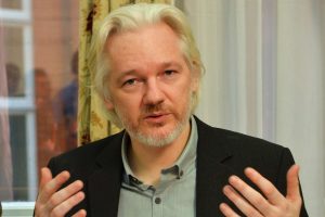 Assange asegura que Clinton colabora en la preparación de un complot para desbancar a Trump