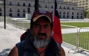 VIDEO|Pescador artesanal demandado por el Estado llega a La Moneda caminando desde Chiloé