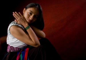 Mariela Condo, cantautora ecuatoriana: “Los que resguardaban derechos de los pueblos, ahora han vendido un montón de selva a los chinos“