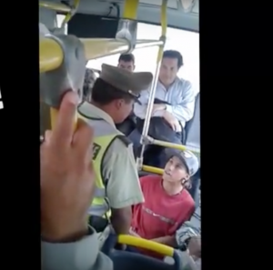 VIDEO| Pasajeros de Transantiago impiden multa a joven y hacen bajar a Carabineros del bus