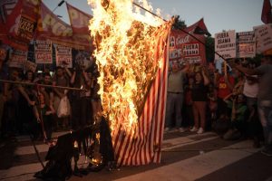 VIDEO| Argentinos queman bandera de EE.UU. ante visita de Obama