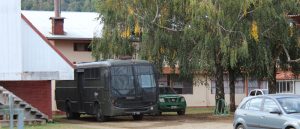 Denuncian que Iglesia Católica alberga a policía militarizada en Lanco