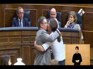 El beso de Pablo Iglesias con un diputado que sorprendió a España