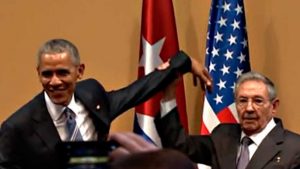 VIDEO| El incómodo momento en que Raúl Castro intentó levantarle el brazo a Obama