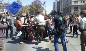 Carabineros reprime a patadas manifestación en contra de la violencia hacia la mujer