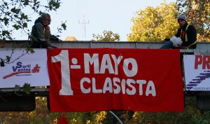 FOTOS |1° de mayo clasista: Por qué los trabajadores se colgaron de la señalética en Vicuña Mackenna