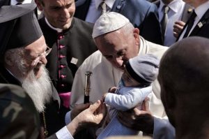 El Papa Francisco vuelve al Vaticano con 12 refugiados sirios