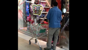 AUDIO | Trabajador de Costanera Center registra cómo el Mall reparte botellas de agua para seguir funcionando