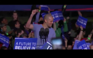 VIDEO | Residente de Calle 13 dedica emotivo discurso en apoyo a Bernie Sanders: EEUU ya no será el país que invade y tortura