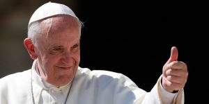 "Il privilegio del bianco": Estas son las 7 mujeres "dignas" de vestir de blanco frente al Papa Francisco