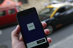 Cómo afectará a Beat, Cabify y Uber la ley que endurece penas por conducir usando el celular