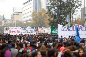 FOTOS+VIDEO| Marcha Confech: Estudiantes finalizan marcha con bombardeado acto cultural en Alameda