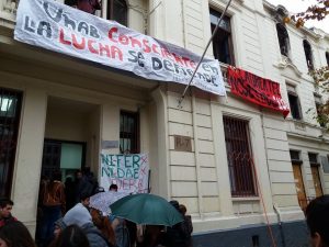 Estudiantes protestan en contra de la UNAB y el Grupo Laureate tomándose tres de sus edificios