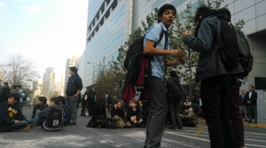 VIDEOS+FOTOS| Secundarios y Secundarias protestan afuera del Costanera Center