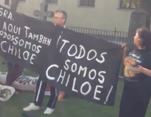 VIDEO | Chilenos por Chiloé funan a Bachelet durante su visita a Suecia