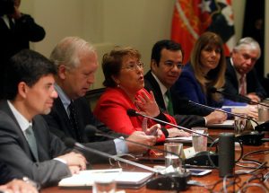 Bachelet llama a Consejo de Gabinete para revertir fallo del TC contra la titularidad sindical