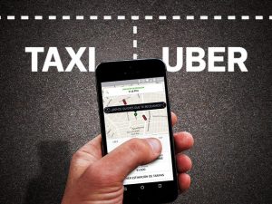 Uber responde manifestación de taxistas ofreciendo viajes gratis