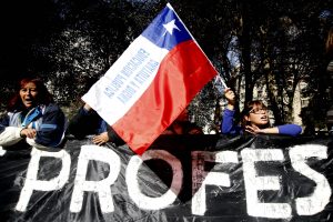 Agobio laboral: Profesores chilenos trabajan 11 horas no remuneradas para poder enseñar