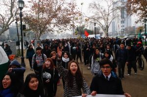 FOTOS+VIDEOS| Estudiantes marchan por el Parque Forestal para "recuperar la confianza" de la ciudadanía