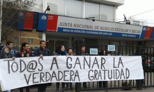 FOTOS| Estudiantes se toman sede de la Junaeb en protesta a gratuidad ofrecida por el gobierno