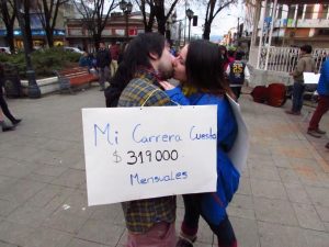 Estudiantes de Valdivia protagonizan “Besatón por la Educación” en la plaza de la República
