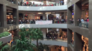 VIDEO| Estudiantes protestan en mall Costanera Center: "Nos cansamos de esperar"