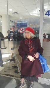 Anciana que se encadenó en AFP: "Las pensiones son un negocio para los que están arriba"