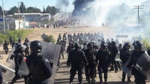 Seis muertos y más de cien heridos en violenta represión a profesores mexicanos en Oaxaca