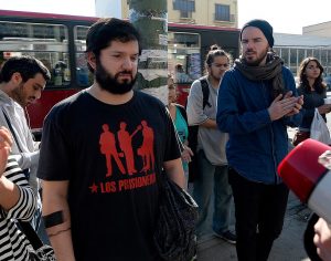 FOTOS| Giorgio Jackson y Gabriel Boric protestan junto a estudiantes afuera del Congreso