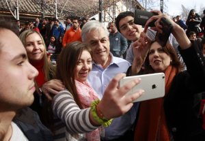 REDES| Las reacciones al "inicio de campaña presidencial" de Piñera en El Mercurio