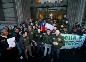 FOTOS| Carabineros detuvo a Gendarmes que se tomaron Ministerio de Justicia en protesta por crisis de la institución