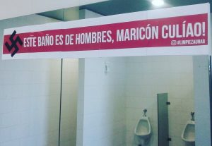 FOTO| El homofóbico cartel neonazi en un baño de la Universidad Andrés Bello colgado por @limpiezaunab