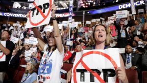 Las protestas contra el TPP que marcaron la convención del Partido Demócrata