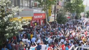 VIDEO| Como en Chile '73: seguidores del presidente turco Erdogan saquean librerías de opositores