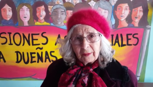 Anciana que se encadenó a AFP defiende al senador Navarro tras ser expulsado de marcha: "Están confundiendo al enemigo"