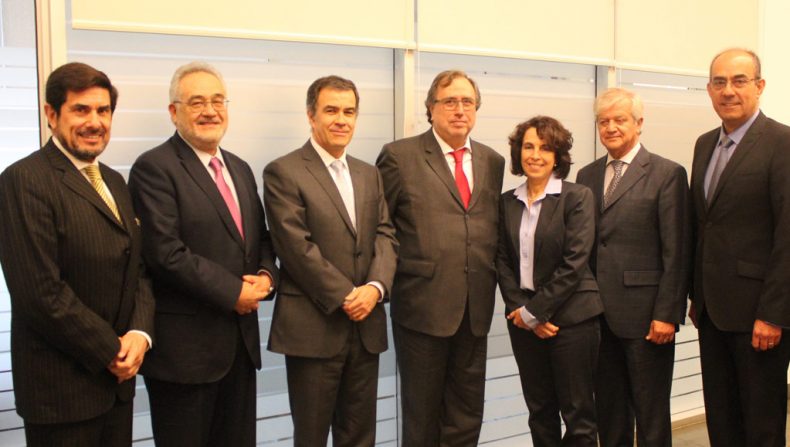 Al medio está Rodrigo González, reunido con los rectores del organismo / Foto: www.cupchile.cl