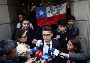 FOTOS| Estudiantes secundarios intentan tomarse el Sename y logran instancia de diálogo con Huerta