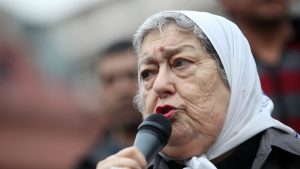 Justicia argentina intenta detener a Hebe de Bonafini, emblemática dirigenta de las Madres de Plaza de Mayo