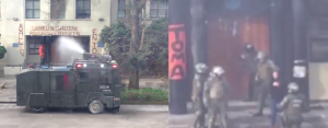 VIDEO| Cámara escondida registra cómo Carabineros golpea a estudiante y destruye ventanas de U de Concepción