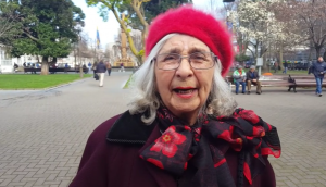 VIDEO| Anciana que se encadenó a AFP envía mensaje a José Piñera: "Viejo mentiroso, ¿vas a robar más todavía?"