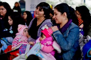 Leche materna: La polémica operación del Minsal que enfrenta a grupos pro lactancia contra el gobierno