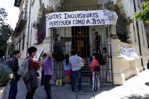 U. Alberto Hurtado pone mano dura tras tomas: 3 estudiantes expulsados y 22 suspendidos por un año