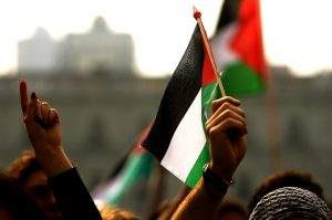 Indignación por uso de bandera de Israel durante partido entre Palestino y Universidad Católica