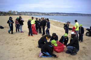Niños y niñas participan en el Día Internacional de Limpieza de Playas en 93 balnearios a lo largo de todo Chile