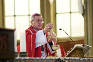 Juan Barros y otros tres obispos del círculo cercano de Karadima habrían presentado su renuncia ante el Papa