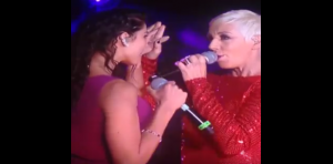 VIDEO| Mujer contra mujer: El beso por la diversidad que dio Ana Torroja en pleno concierto