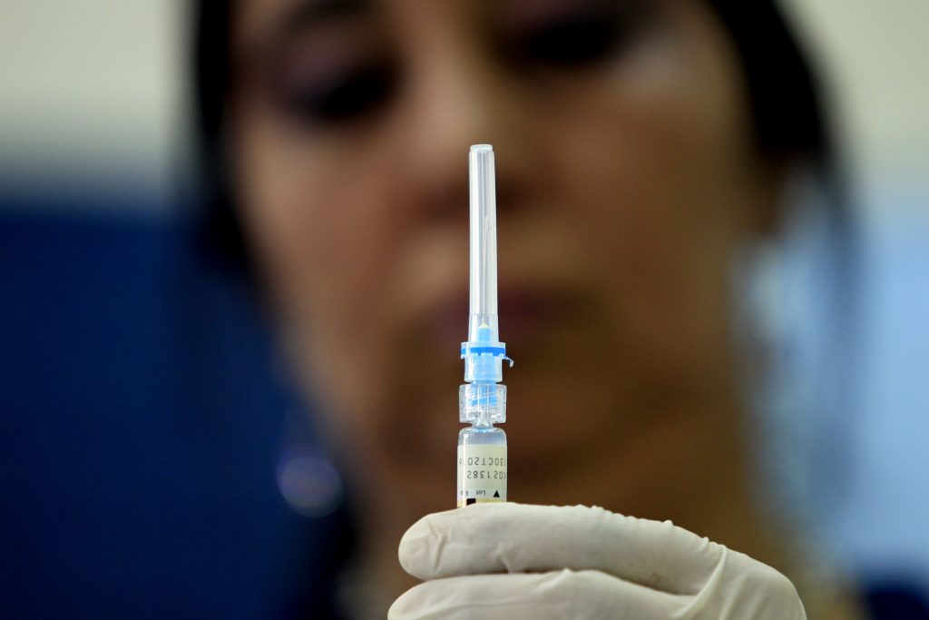 OMS advierte que tras las primeras vacunaciones no bajarán los casos