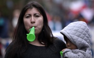 El 43% de las mujeres chilenas se considera feminista y crece la percepción de violencia de género